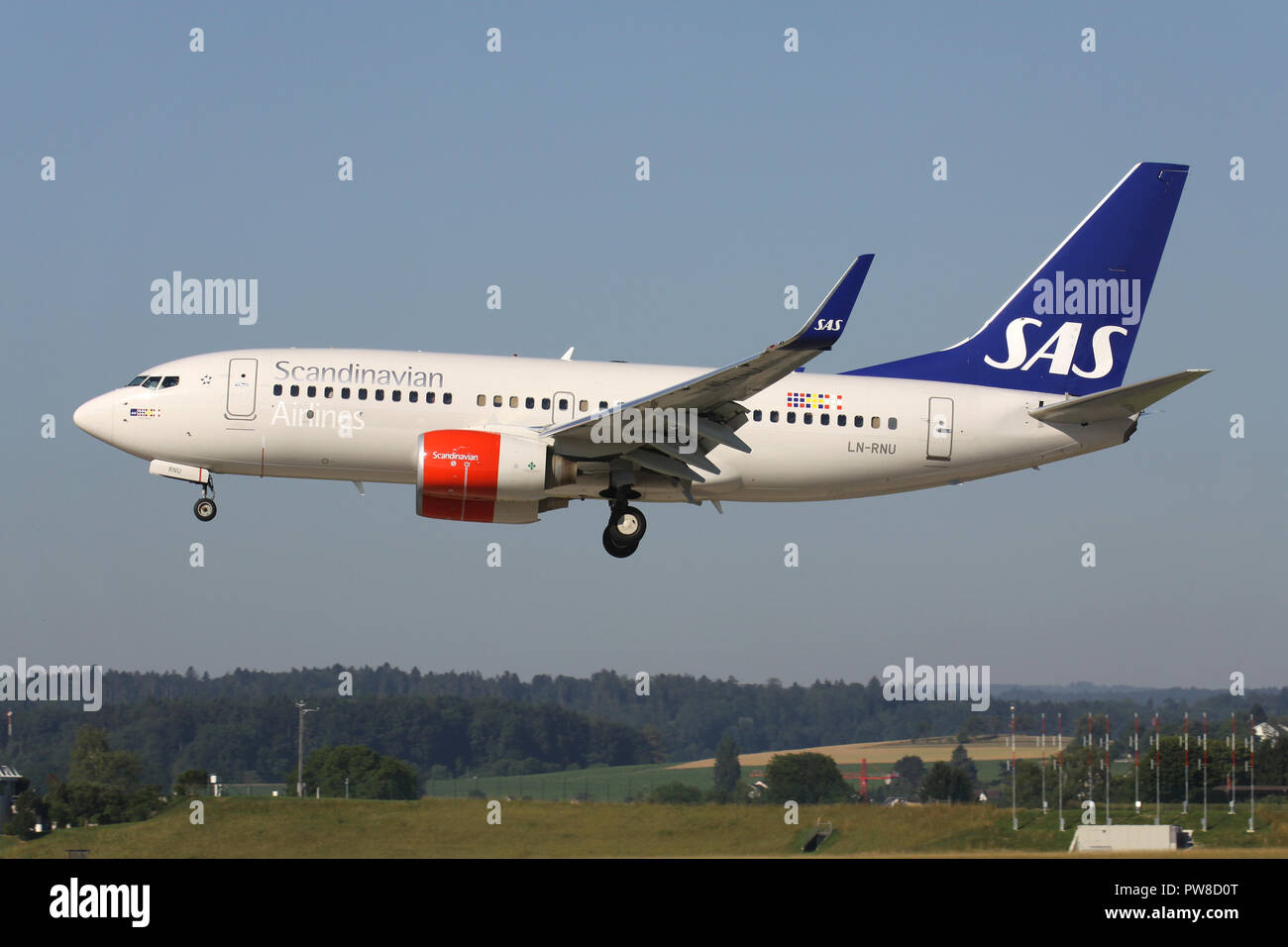 SAS Scandinavian Airlines Boeing 737-700 avec l'inscription LN-RNU en courte finale pour la piste 14 de l'aéroport de Zurich. Banque D'Images