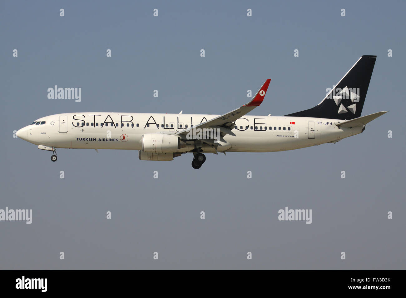 Turkish Airlines Boeing 737-800 en livrée de Star Alliance avec  l'inscription TC-JFH en courte finale pour la piste 14 de l'aéroport de  Zurich Photo Stock - Alamy