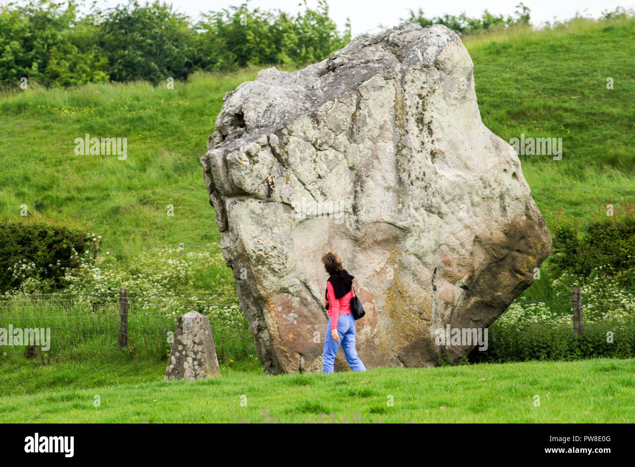 La Marche des femmes autour de cercles de pierres d'Avebury henge monument néolithique autour du village d'Avebury dans le Wiltshire, Angleterre, Royaume-Uni Banque D'Images