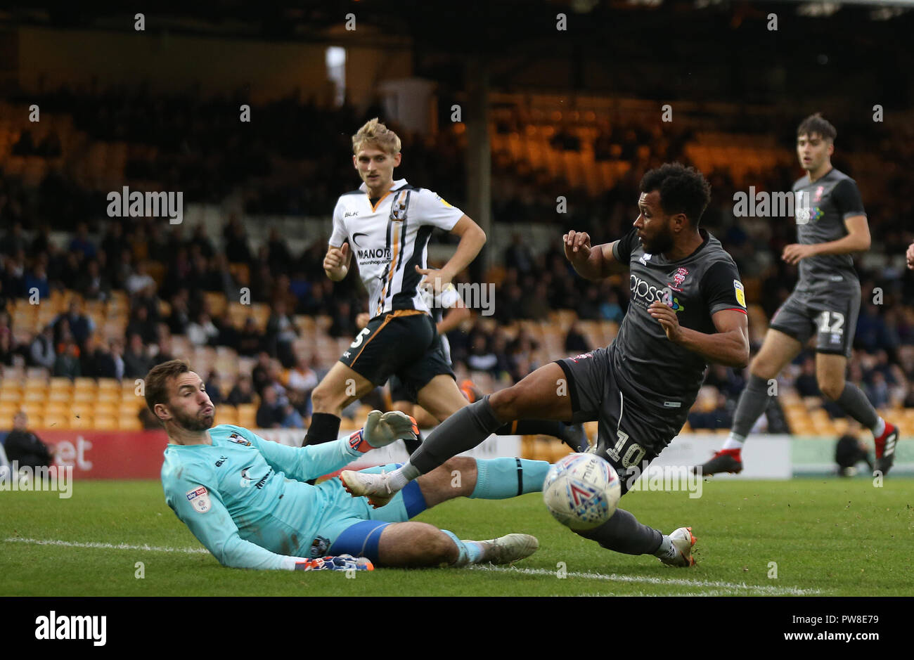 Port Vale's gardien Scott Brown fait une save de Lincoln City's Matt Green au cours de la Sky Bet League Deux match à Vale Park, Stoke. Banque D'Images