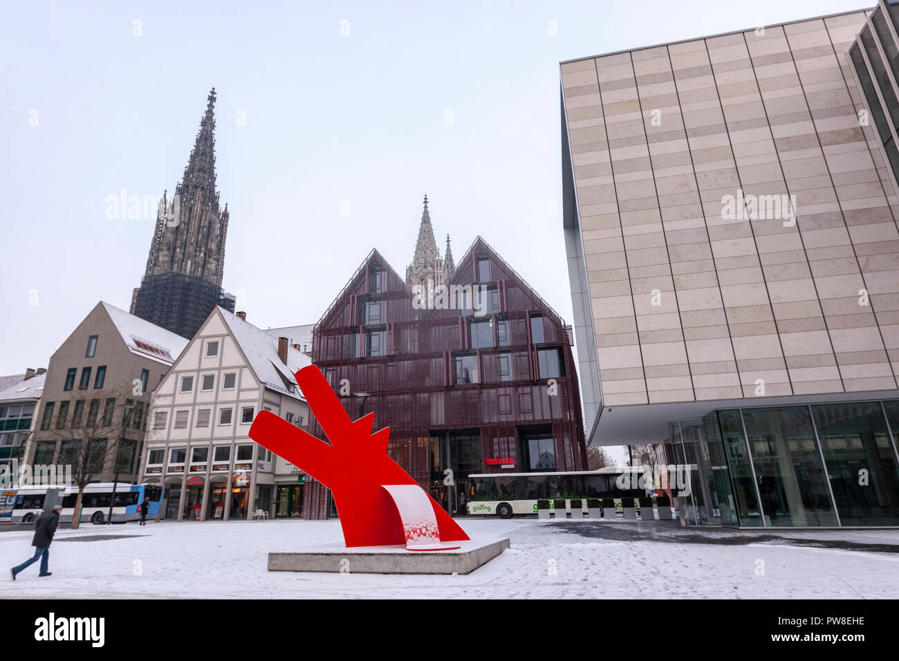 Le chien rouge, Roter Hund par Keith Haring, sculpture dans Hans-und-Sophie-Scholl-Platz, Ulm, Bade-Wurtemberg, Allemagne Banque D'Images