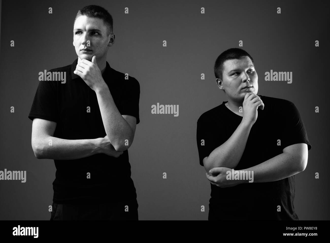 Jeune homme et de l'excès de jeune homme en noir et blanc Banque D'Images