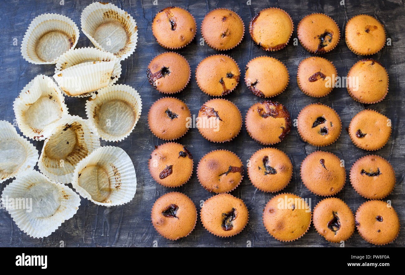 Juste enlevé du four des muffins avec de la confiture Banque D'Images