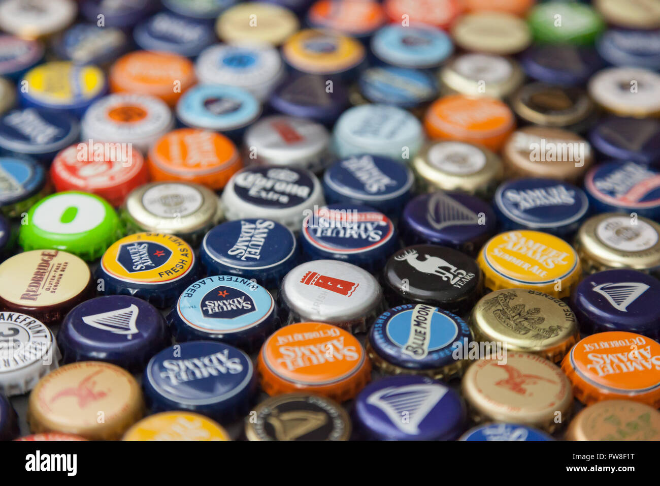 WOODBRIDGE, NEW JERSEY - 13 octobre 2018 : une collection de capsules de bouteilles de bière de couleur de différentes marques est vu Banque D'Images