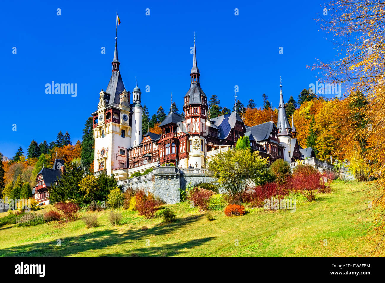 Le Château de Peles de Sinaia, Prahova, Roumanie, célèbre : château néo-Renaissance en couleurs de l'automne, à la base des montagnes des Carpates, en Europe Banque D'Images