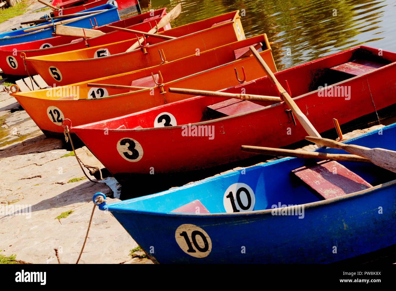 Barques colorées avec des chiffres marqués liés à Lakeside Banque D'Images