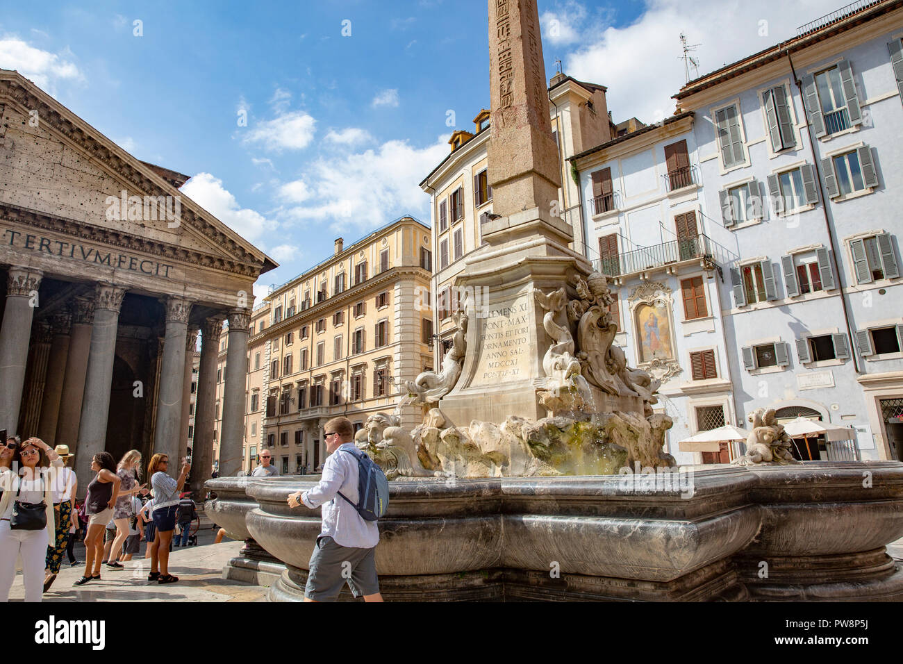 Fontana del Pantheon par le Panthéon de la Piazza della Rotonda, centre-ville de Rome, Latium, Italie Banque D'Images