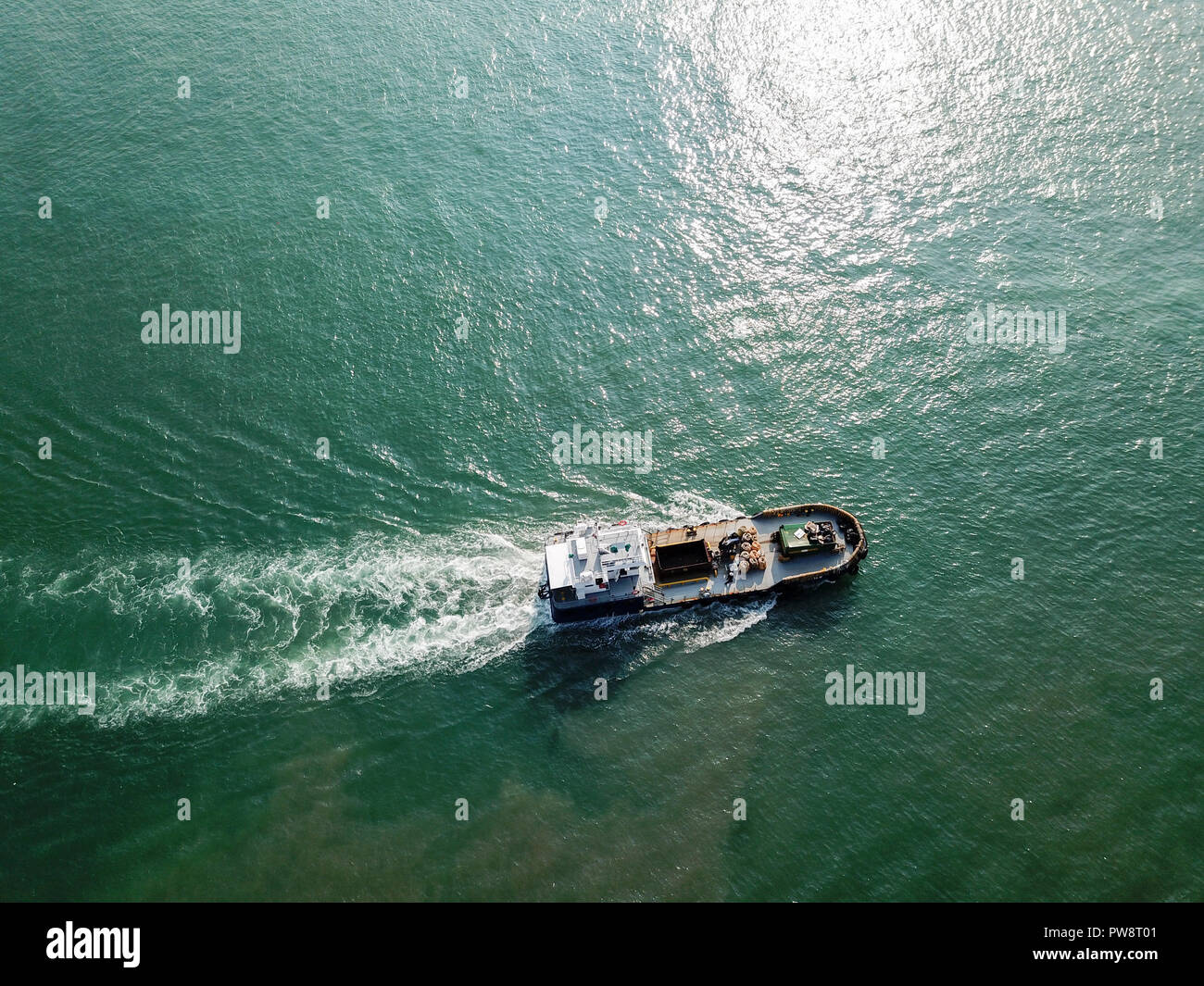 Drone Vue aérienne d'un petit bateau à voile en direction de la jetée de la côte ouest, à Singapour. Image capturée le 19 mars 2018. Banque D'Images