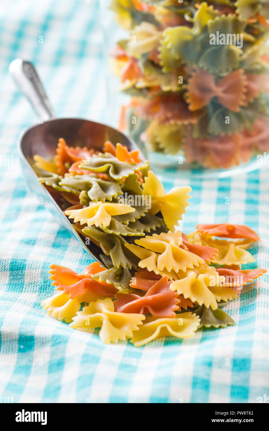 Pâtes Farfalle. Les pâtes italiennes colorées dans scoop. Banque D'Images