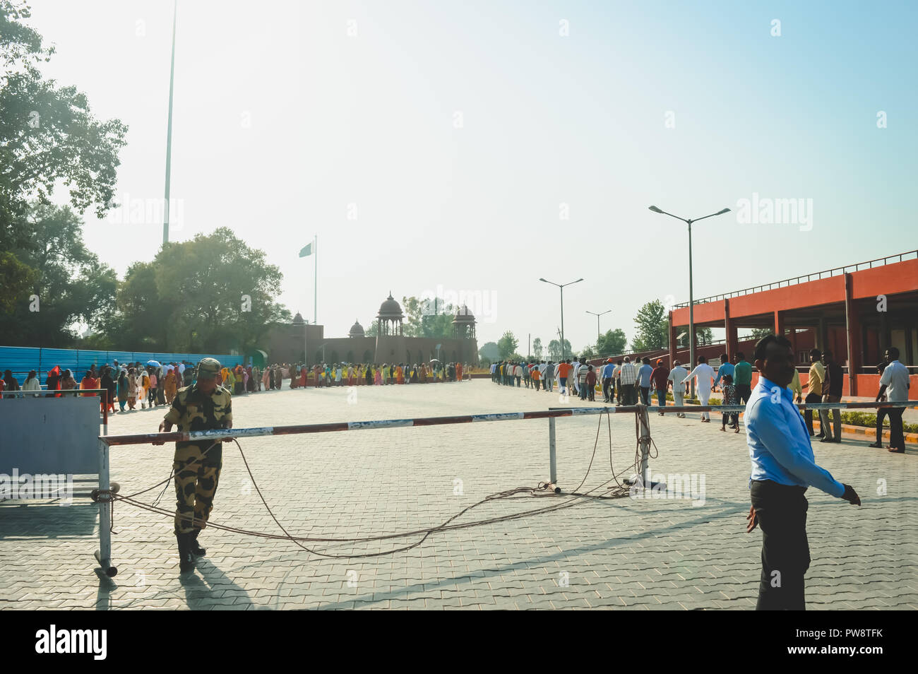 WAGHA BORDER, Amritsar, Punjab, INDIA - juin 2017. Les gens qui vont à participer à l'abaissement des drapeaux cérémonie. Sa pratique quotidienne des forces de sécurité militaire Banque D'Images