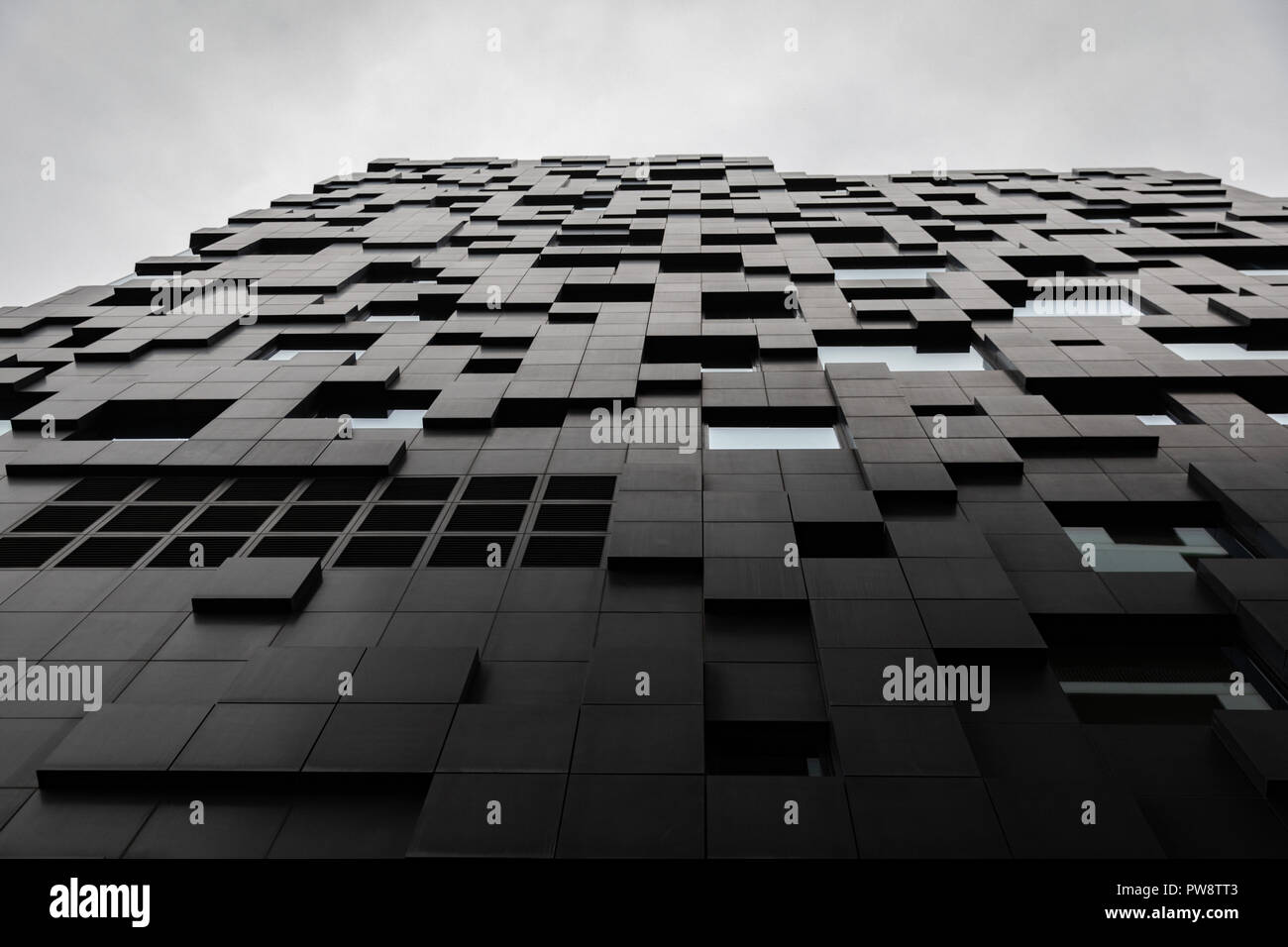 Bâtiment contemporain et futuriste en ville moderne Banque D'Images