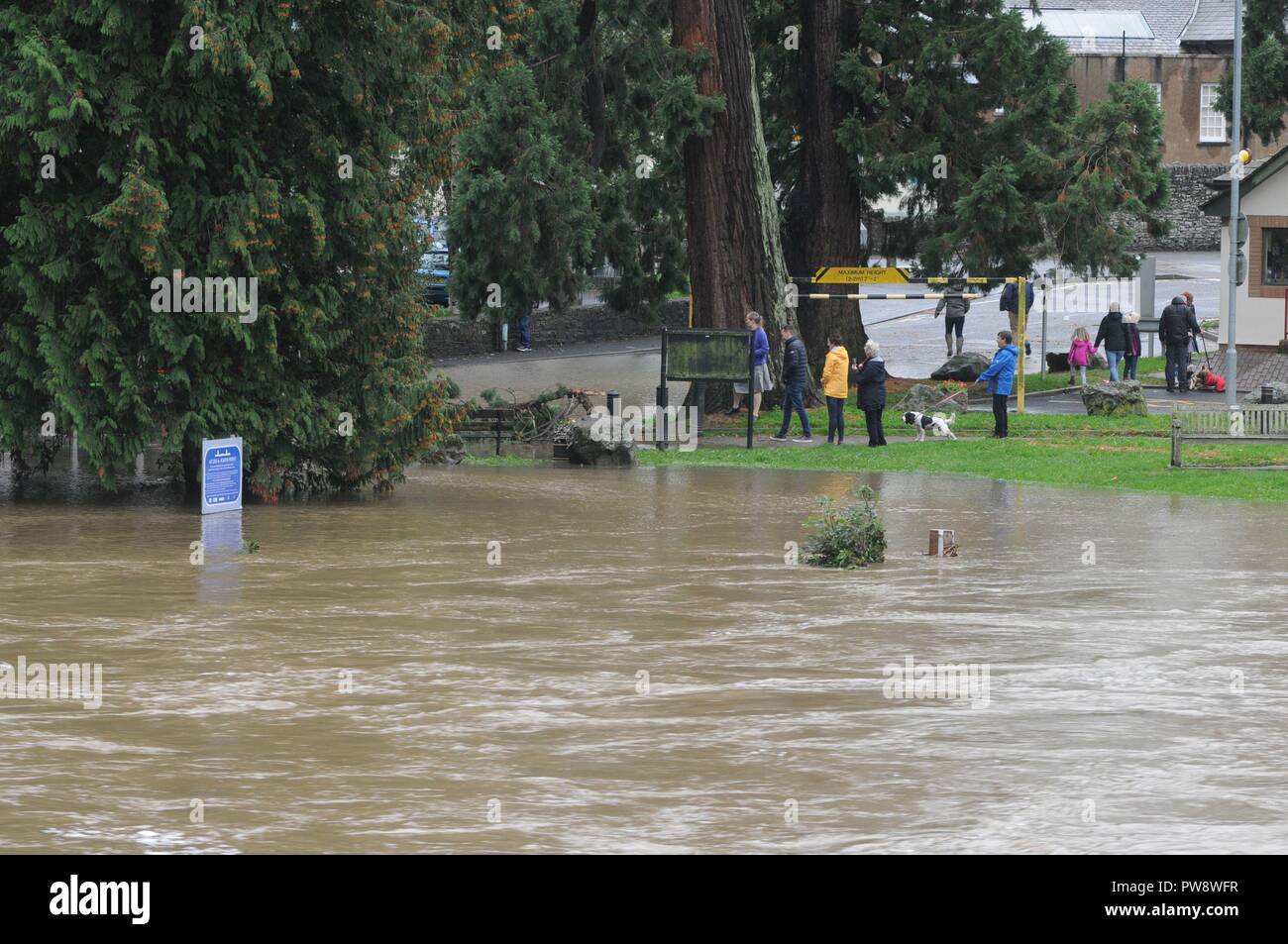 Builth Wells, Pays de Galles, Royaume-Uni, 13 octobre 2018 les résidents de Builth Wells sont venus voir les lieux après River Wye éclater ses banques après la tempête Callum à Builth Wells, Powys, Pays de Galles. UK Crédit : Andrew Compton/Alamy Live News Banque D'Images