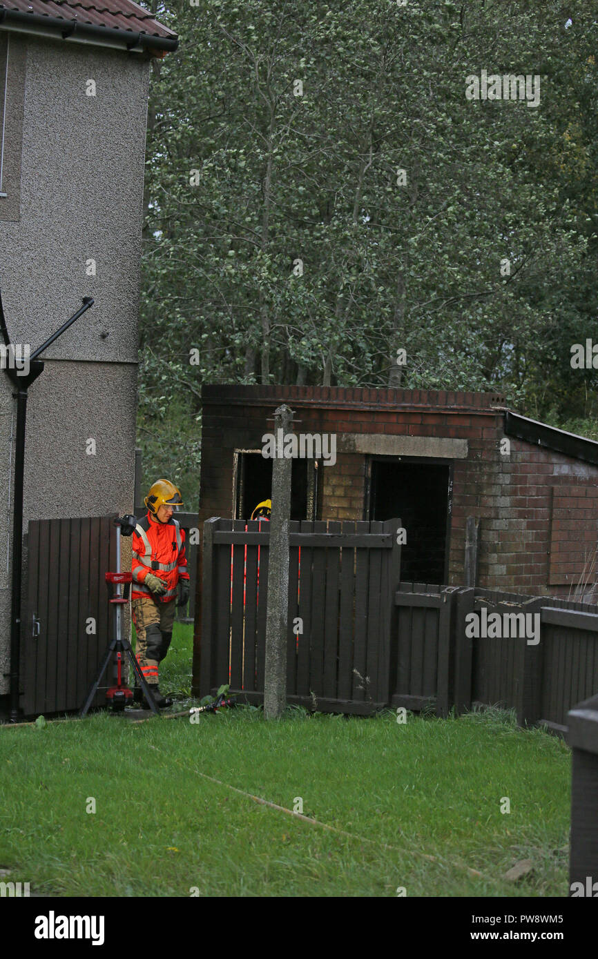 Rochdale, UK. 13 octobre 2018. Service d'incendie et de sauvetage assister à un hangar le feu sur un domaine à Mayfield, conseil de Rochdale. 13 octobre 2018 (C)Barbara Cook/Alamy Live News Banque D'Images