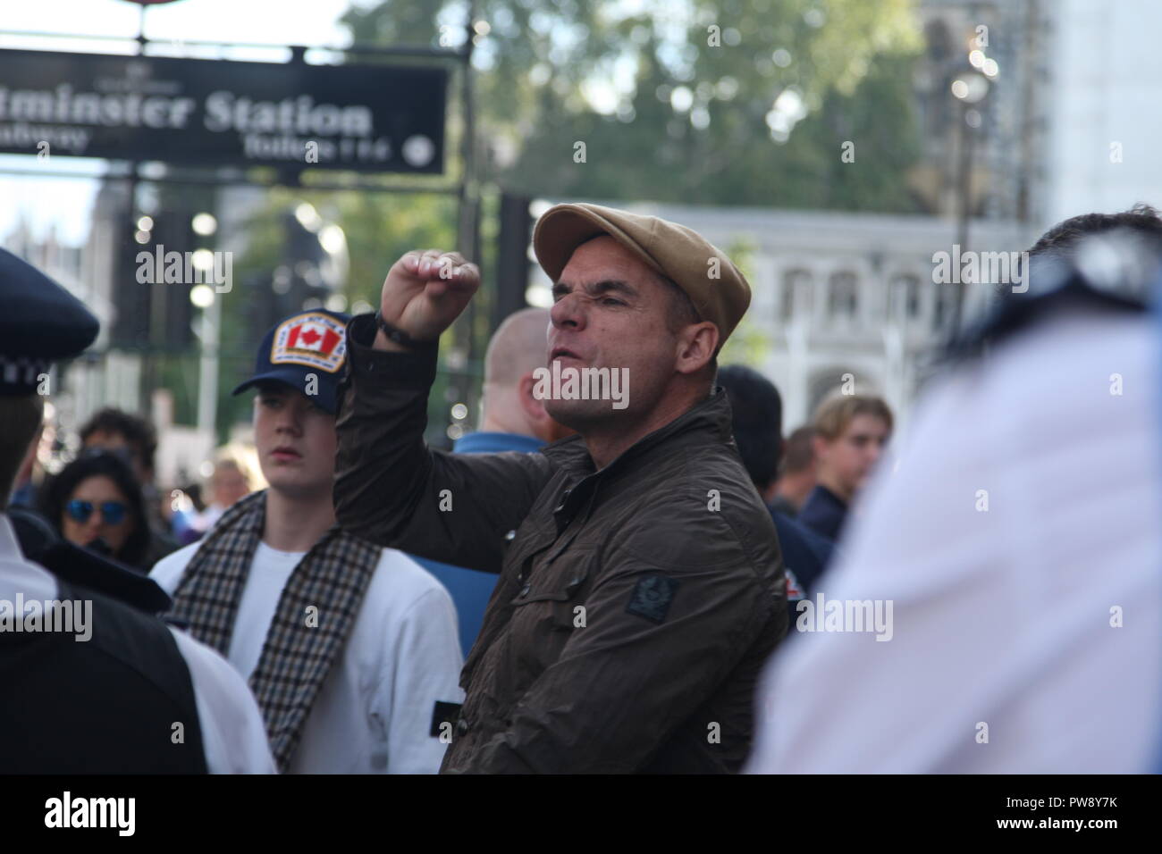 Londres, Royaume-Uni. 13 octobre, 2018. Une contre-manifestation organisée par le groupe de la campagne Stand Up au racisme, à Whitehall. Le but de la manifestation était d'empêcher l'extrême droite (groupe CDCPPS Football Alliance Démocratique Lads) de marche dans Whitehall et passé le Parlement. Certains partisans de l'CDCPPS sont retenus par la police alors qu'ils crient à l'abus de l'anti-fascistes. Roland Ravenhill/Alamy Live News Banque D'Images