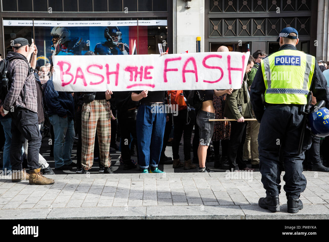 Londres, Royaume-Uni. 13 octobre, 2018. Les groupes anti-fasciste dont un grand nombre de femmes de l'Assemblée antifasciste féministes mars à Londres pour protester contre une manifestation organisée par l'extrême-droite (Alliance Démocratique Lads Football CDCPPS). Groupes antiracistes a également tenu une démonstration d'Unité pour coïncider avec l'CDCPPS démonstration. Credit : Mark Kerrison/Alamy Live News Banque D'Images