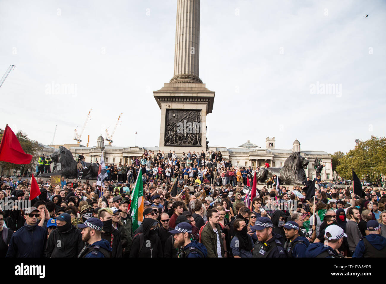 London UK 13 octobre 2018 stand de la police betwean Anti-Fascists et le le CDCPPS (Football) de l'Alliance démocratique Lads pendant un compteur mars dans le centre de Londres. Banque D'Images