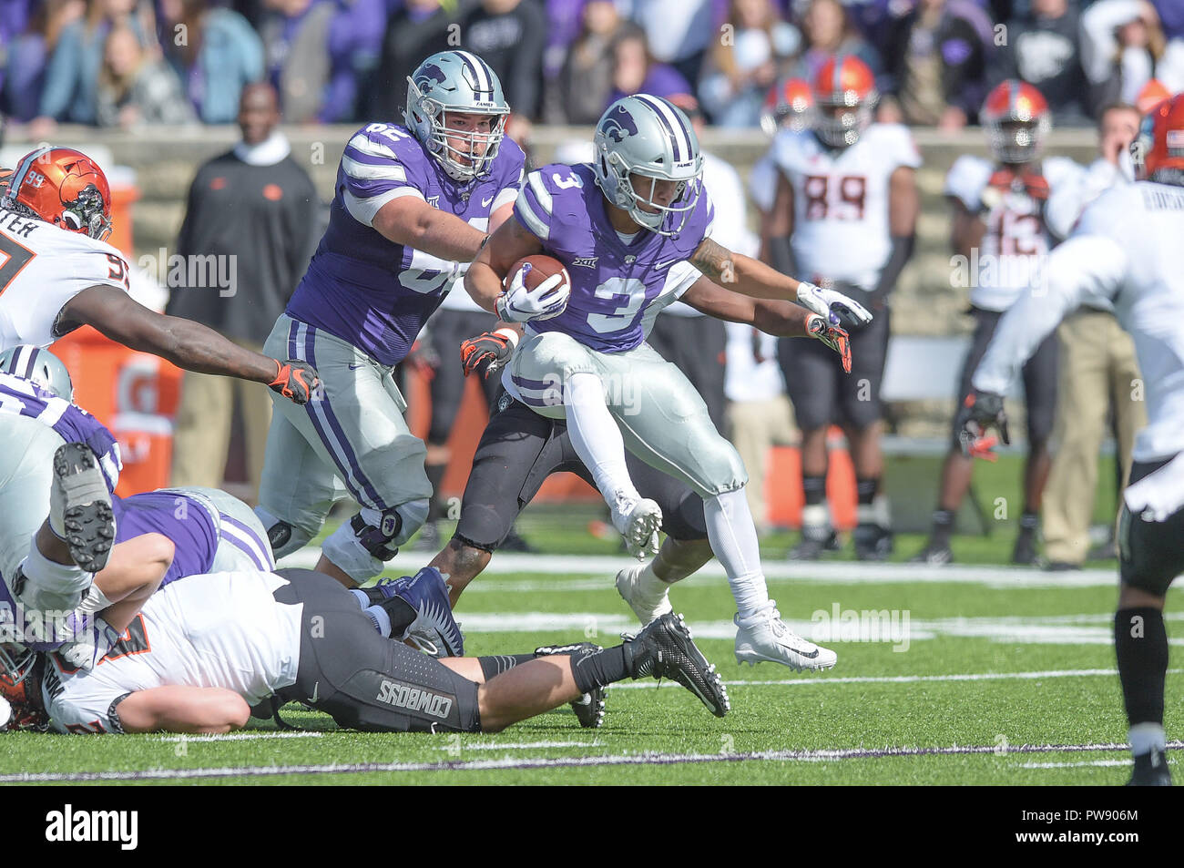 Manhattan, Kansas, États-Unis. 13 Oct, 2018. Kansas State Wildcats running back Dalvin Warmack (3) saute par une ouverture de la ligne de mêlée au cours de la NCAA Football Match entre l'Oklahoma State Cowboys et le Kansas State Wildcats à Bill Snyder Family Stadium à Manhattan, Kansas. Kendall Shaw/CSM/Alamy Live News Banque D'Images