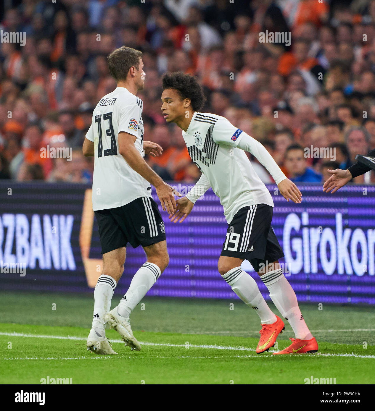 Amsterdam, Pays-Bas. 13 octobre 2018Netherlands-Germany , Football, Amsterdam, le 13 octobre 2018 Thomas Mueller, dfb DFB 13 Leroy SANE, 19 modification, substitution, Pays-Bas - Allemagne Football Ligue des Nations Unies, de la saison 2018/2019, Amsterdam, Pays-Bas, le 13 octobre 2018. © Peter Schatz / Alamy Live News Crédit : Peter Schatz/Alamy Live News Banque D'Images