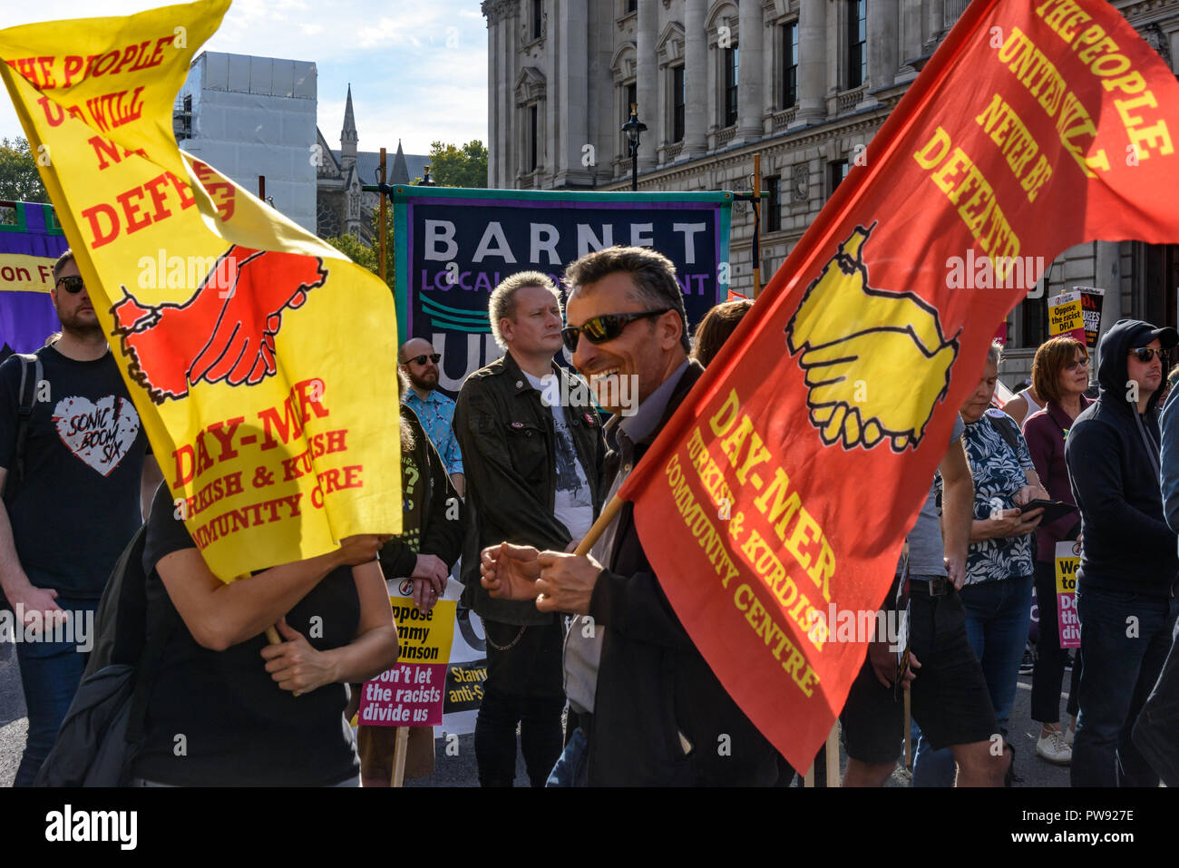 Londres, Royaume-Uni. 13 octobre 2018. Les gens de la communauté kurde et turque Day-Mer centre soutenir la manifestation à Londres pour s'opposer le racisme et le fascisme, près de l'endroit où les racistes, islamophobes CDCPPS ont terminé leur marche sur Whitehall réunissant divers groupes à manifester notre solidarité avec les communautés le CDCPPS attaques. L'événement a été organisé par Stand Up au racisme et à s'unir contre le fascisme. Peter Marshall/Alamy Live News Banque D'Images