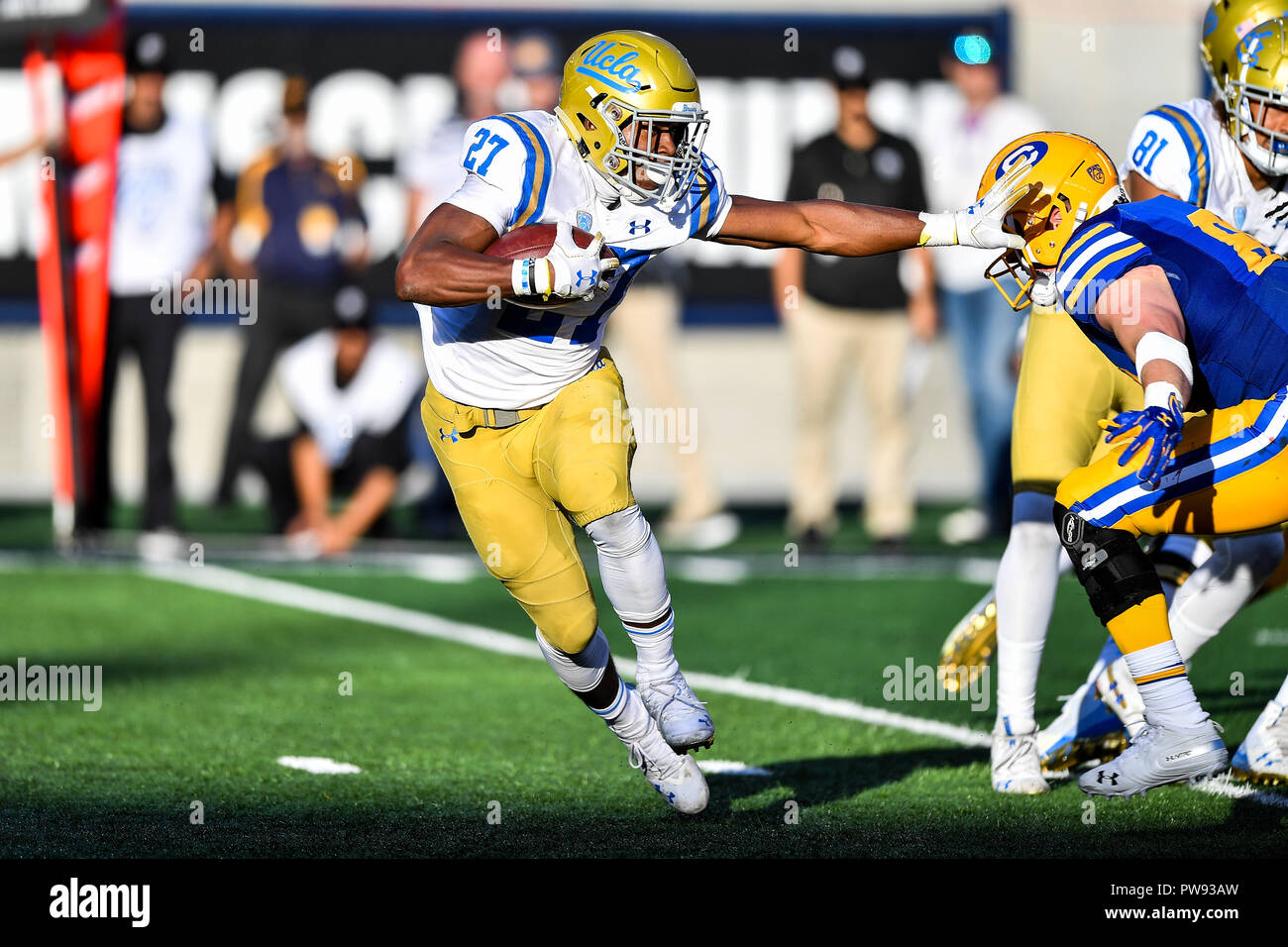 Berkeley, Californie, USA. 13 Oct, 2018. Running back UCLA Bruins Joshua Kelley (27) bras raide un défenseur alors qu'il exécute au cours de la NCAA football match entre les Bruins de UCLA et l'Université de Californie Berkeley California Golden Bears au Memorial Stadium à Berkeley, Californie. Chris Brown/CSM/Alamy Live News Banque D'Images