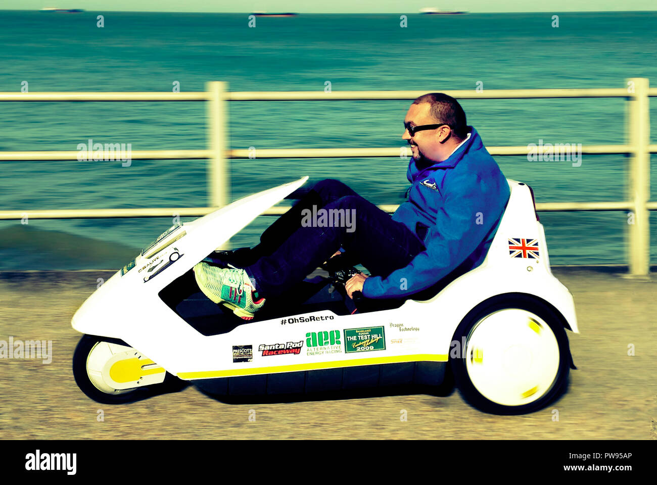 Margate, UK. 13 octobre 2018. La conduite d'un touristiques classic 1985 Sinclair C5 véhicule électrique sur la route des Vikings dans la région de Margate Kent UK 13/10/2018 Credit : Cabanel/Alamy Live News Banque D'Images