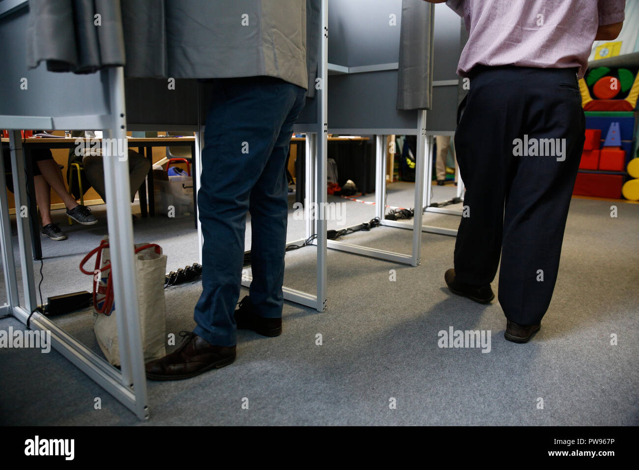 Bruxelles, Belgique. 14 octobre 2018. L'électeur vote à l'élection municipale à un bureau de scrutin à Bruxelles, Belgique en octobre 14, 2018. Alexandros Michailidis/Alamy Live News Crédit : ALEXANDROS MICHAILIDIS/Alamy Live News Banque D'Images