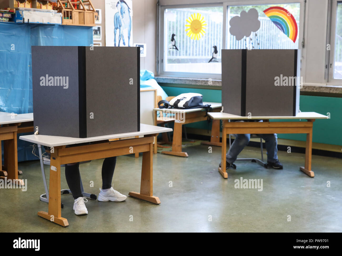 Nürnberg, Allemagne. 14Th Oct, 2018. Deux électeurs de remplir leur bulletin de vote pour les élections du Parlement européen à un bureau de scrutin de Nuernberg, Allemagne du sud, le 14 octobre, 2018. L'Allemagne du sud de l'État de Bavière a commencé à voter dimanche pour mélanger le Landtag parlement local. Credit : Shan Yuqi/Xinhua/Alamy Live News Banque D'Images