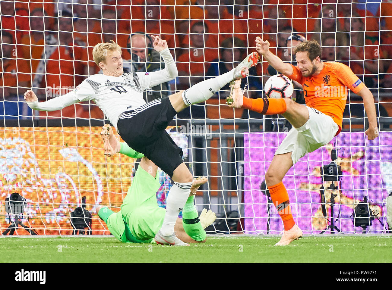 Amsterdam, Pays-Bas. 13 octobre 2018, Julian BRANDT, DFB 10 concurrence pour la balle, s'attaquer, duel, un en-tête contre Daley BLIND, NL 5 CILLESSEN, NL 1 Pays-Bas - Allemagne 3-0 Nations du Football League, de la saison 2018/2019, Amsterdam, Pays-Bas, le 13 octobre 2018. © Peter Schatz / Alamy Live News Banque D'Images