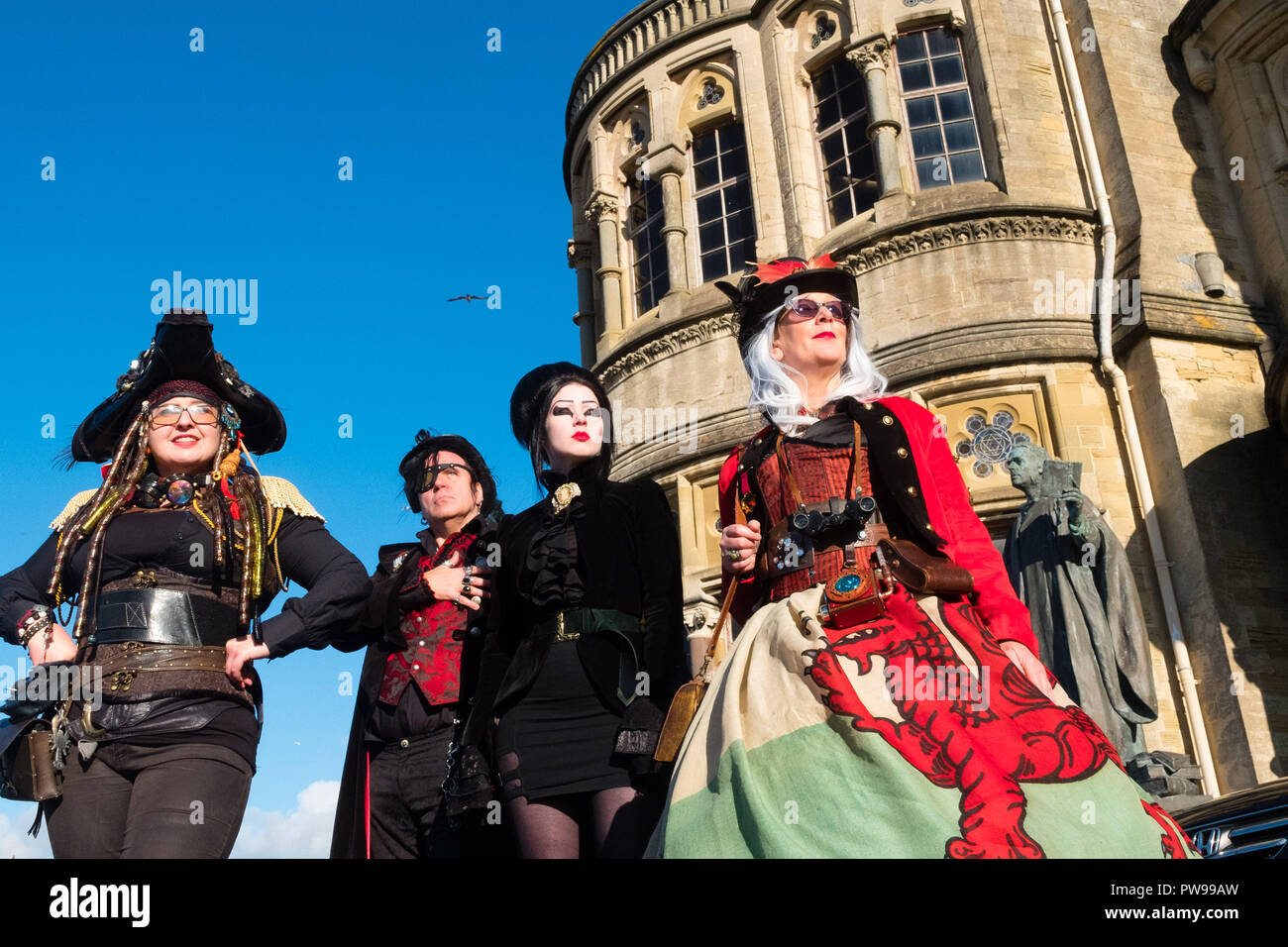 Aberystwyth, UK. 14 octobre 2018. Les participants de tout le Royaume-Uni se sont rendus à Aberystwyth au cours du week-end pour le premier festival punk à vapeur, tenu sur deux jours de façon appropriée dans l'environnement de la ville gothique de l'ère victorienne du 'Vieux College' immeuble sur le front de mer. Après un premier jour de vent et pluie, le soleil brillait sur les tenues d'élaborer le dimanche après-midi. Crédit photo : Keith Morris Crédit : Keith morris/Alamy Live News Banque D'Images