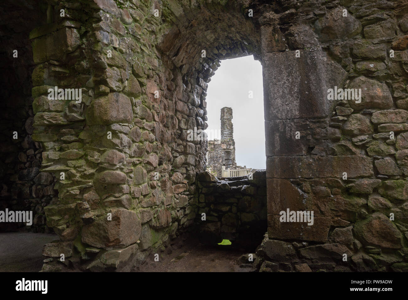 Voir à travers les fenêtres du château de Kilchurn le long de Loch Awe, Argyll and Bute, Ecosse, Royaume-Uni Banque D'Images