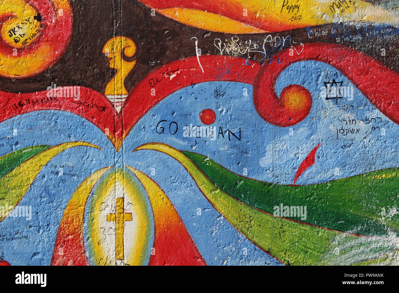Close up of 'Devenez-le' graffiti sur le chant de joie peinture murale par Fulvio Finna sur mur de Berlin - East Side Gallery Banque D'Images