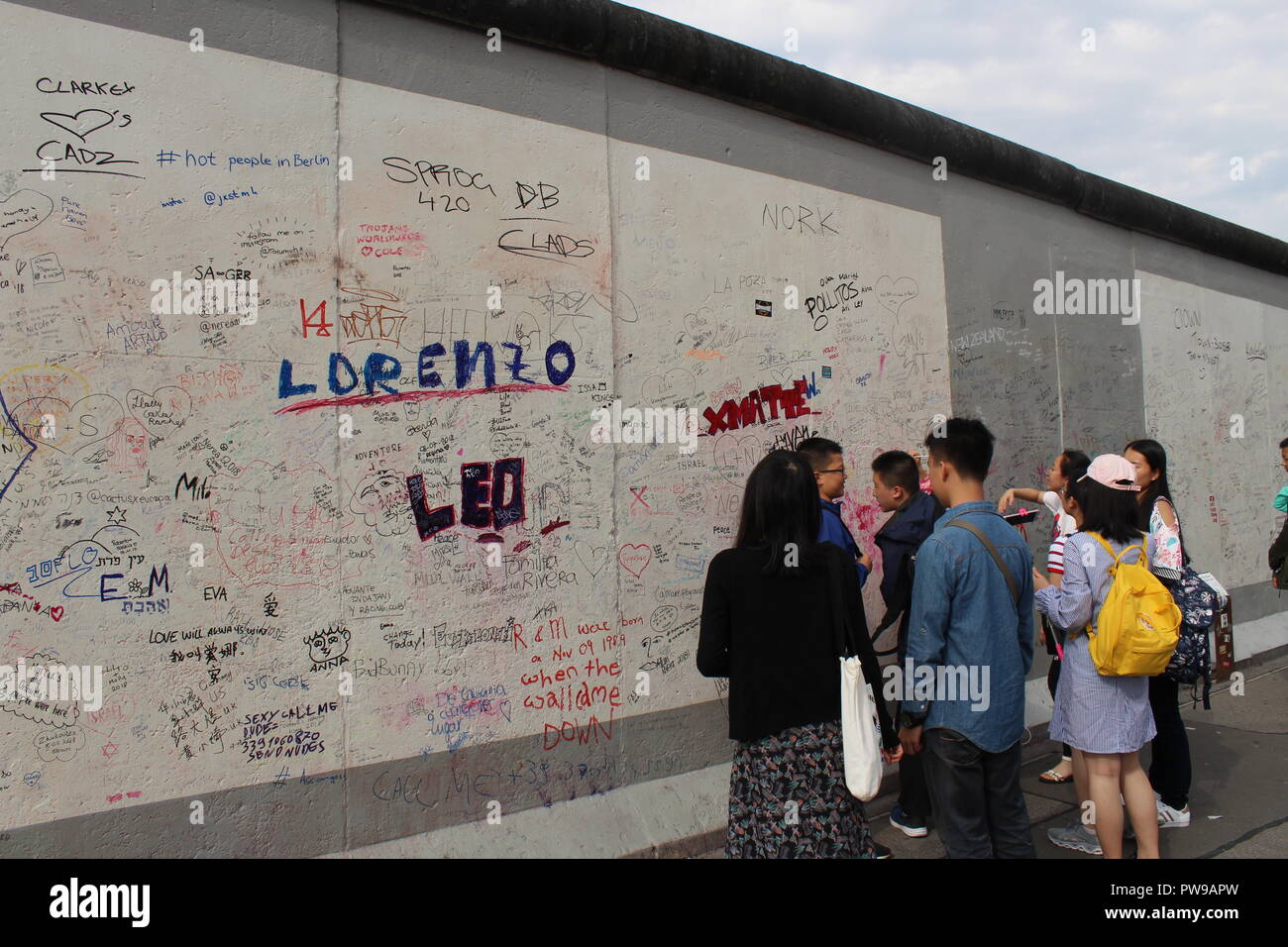 Les touristes japonais en regardant un graffiti sur une section du mur de Berlin, East Side Gallery - Été 2018 Banque D'Images