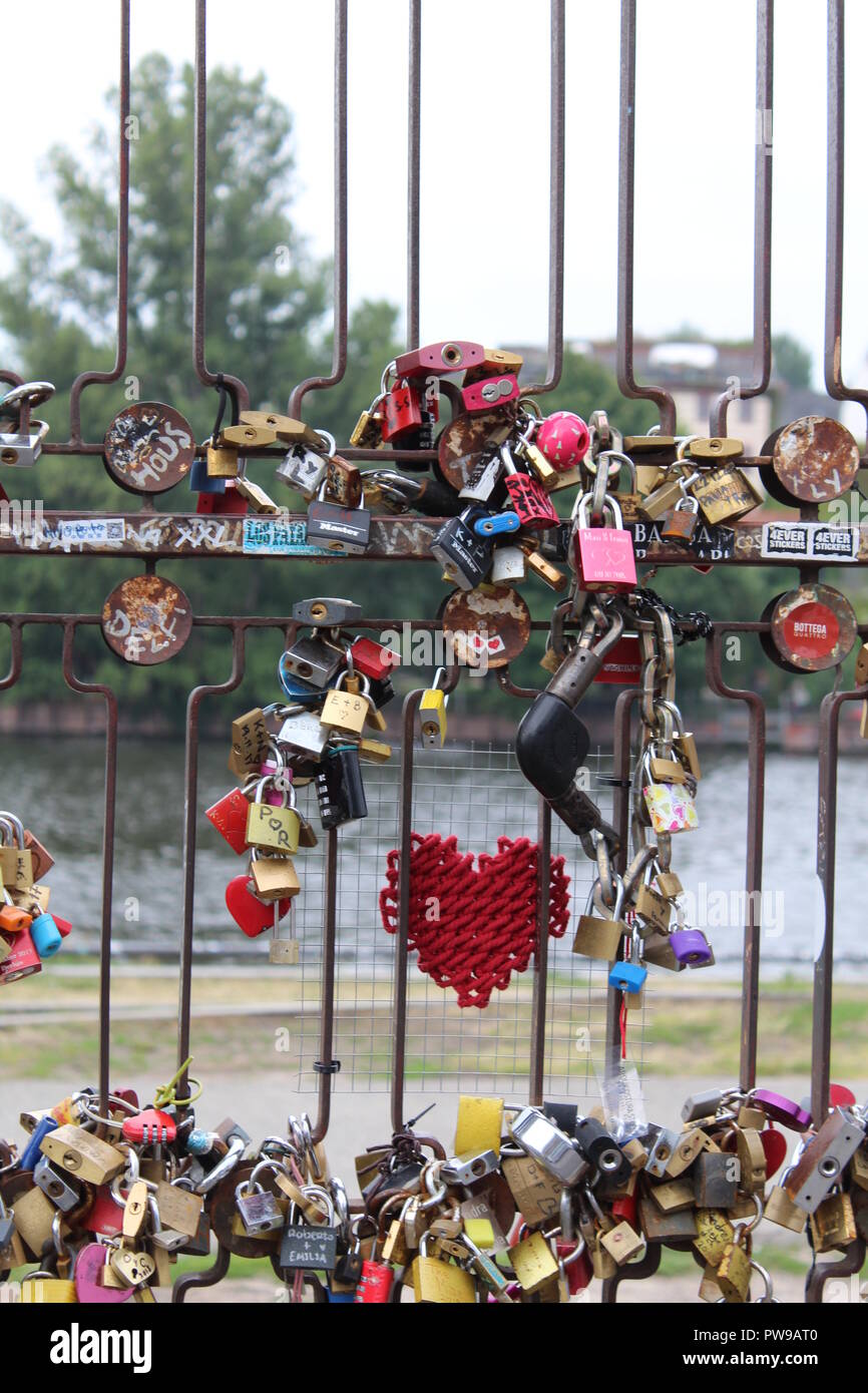 Cadenas, et l'amour coeur attaché à une porte dans Berlin, Allemagne Banque D'Images