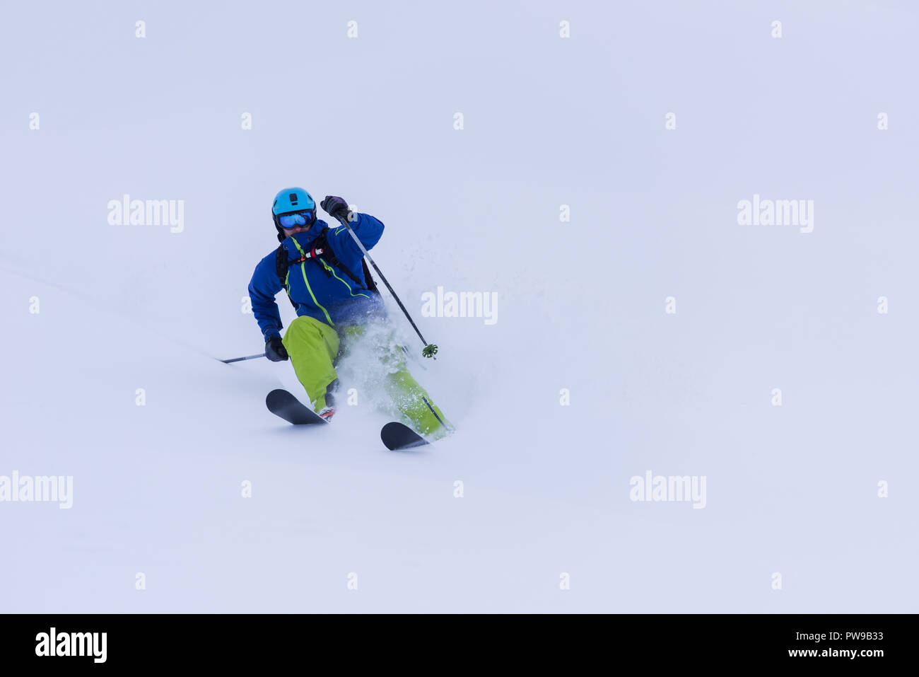 Skieur freeride ski sac à dos avec descente sur neige poudreuse Banque D'Images