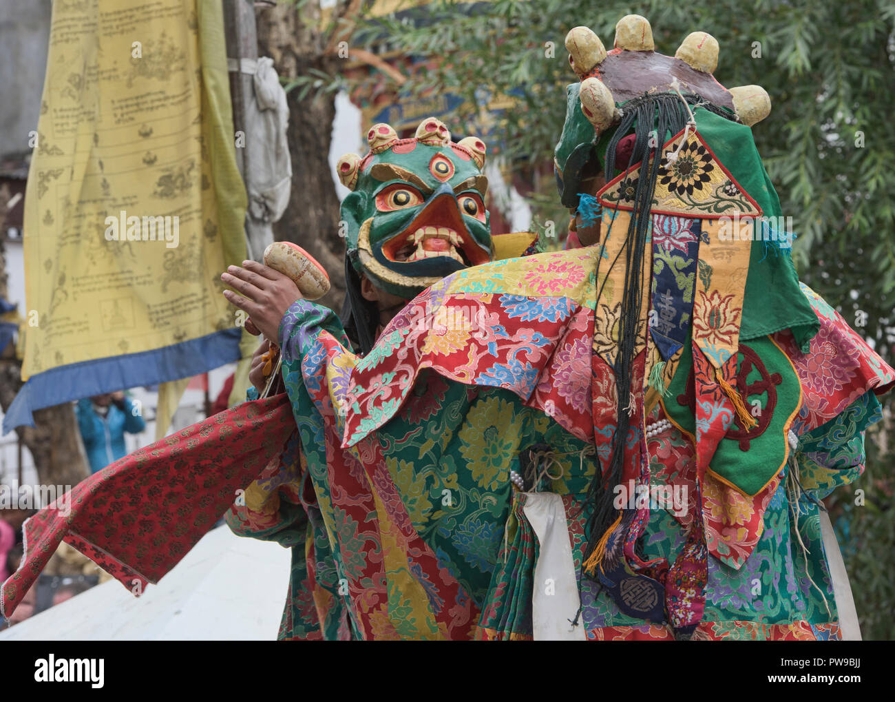 Les moines masqués à effectuer une danse traditionnelle cham, Leh, Ladakh, Inde Banque D'Images