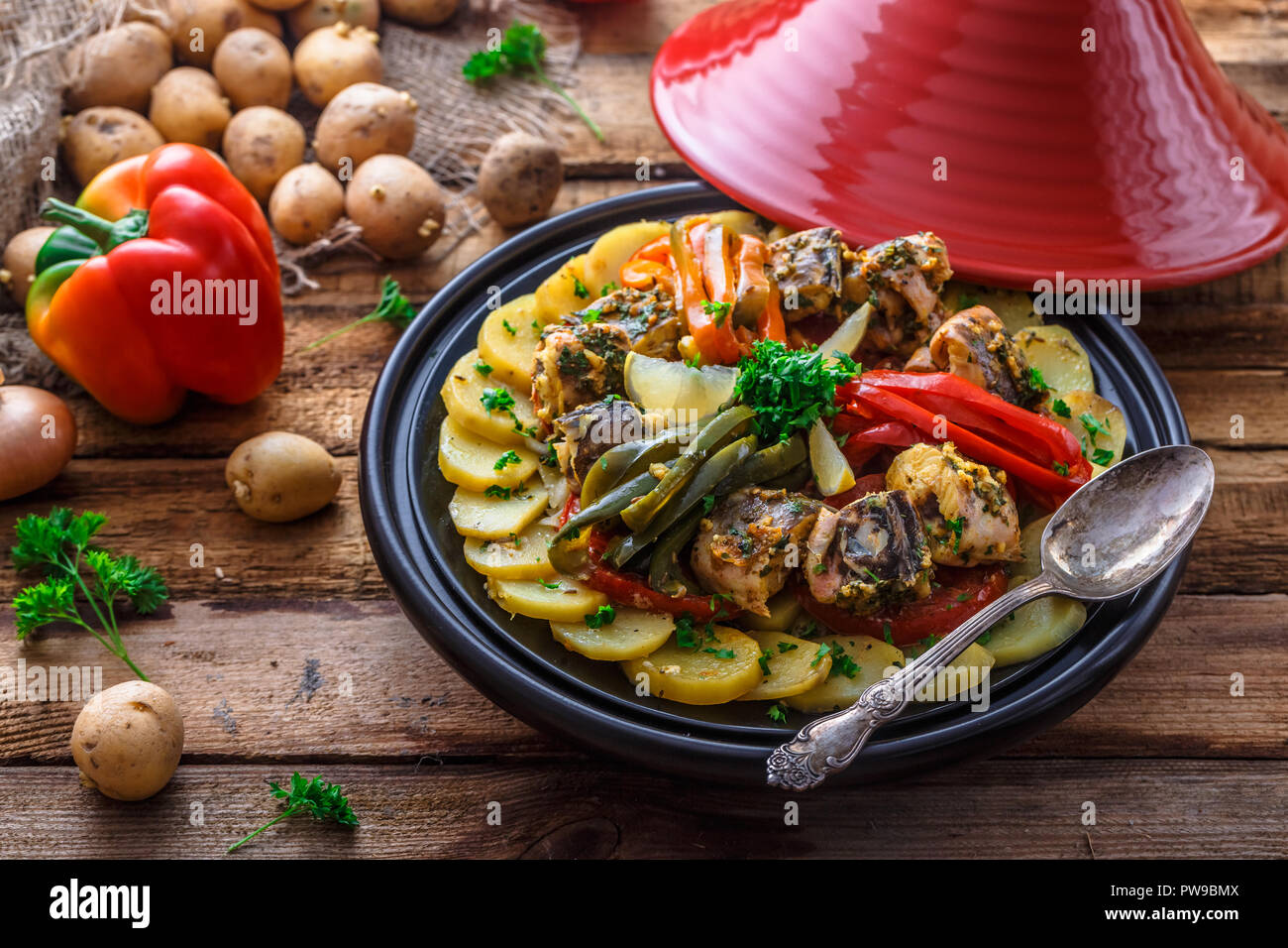 Poisson Marocain Tagine Avec Chermoula Poivrons Rouges Et De Pommes De Terre Photo Stock Alamy