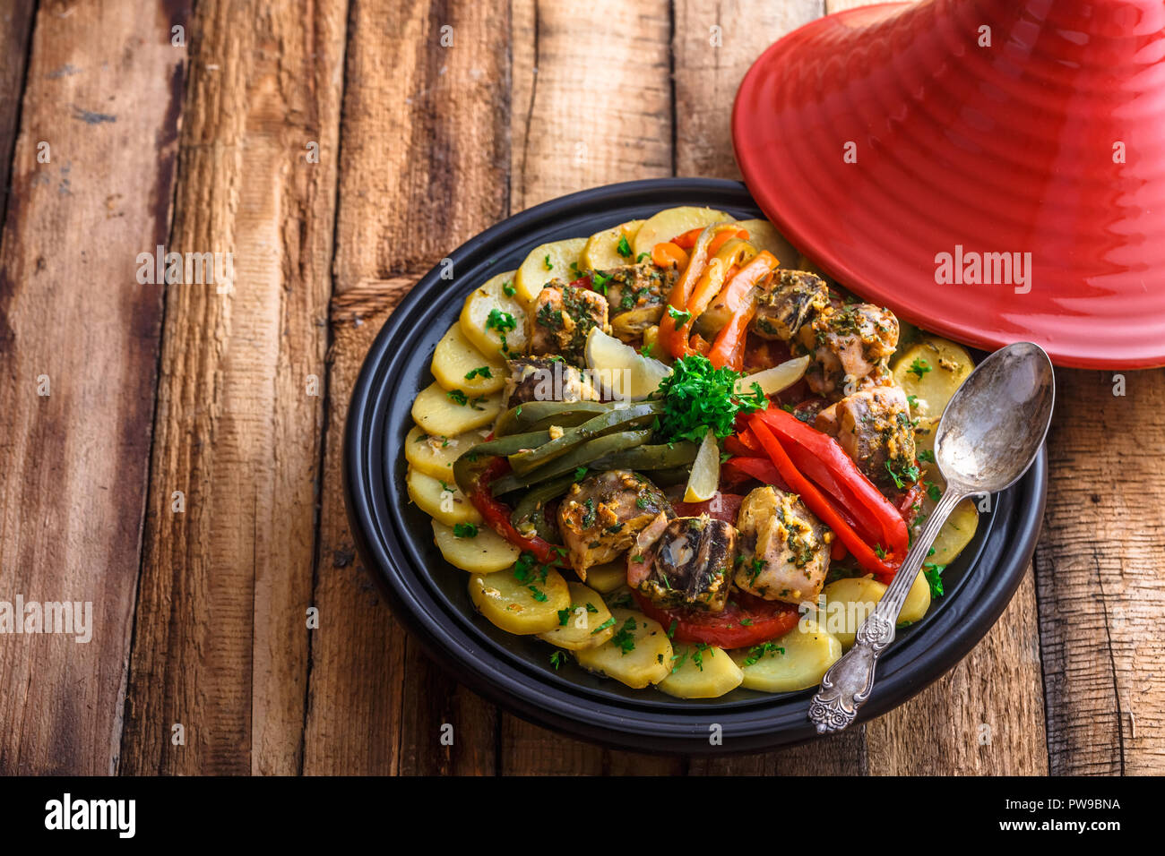 Tagine poisson chermoula marocaine traditionnelle, avec copie espace. Banque D'Images