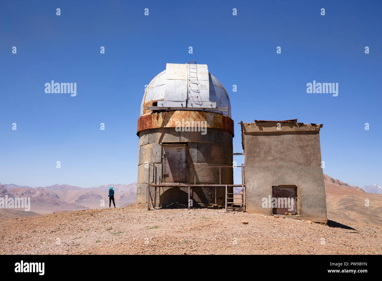 Trekker et a pris sa retraite à l'Est de l'Observatoire de Shorbuloq soviétique Murghab, District de Murghab, Pamir, dans la région autonome du Haut-Badakhchan au Tadjikistan, Banque D'Images