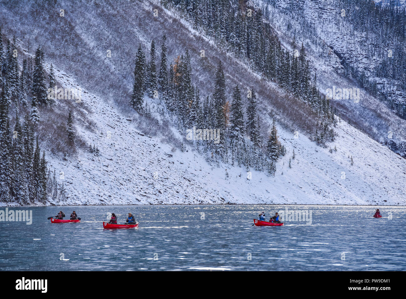 Canoës, rouge de l'hiver, Lake Louise, Banff National Park, Alberta, Canada Banque D'Images