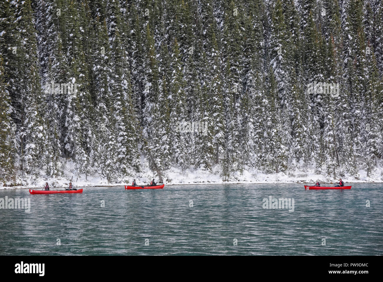 Canoës, rouge de l'hiver, Lake Louise, Banff National Park, Alberta, Canada Banque D'Images