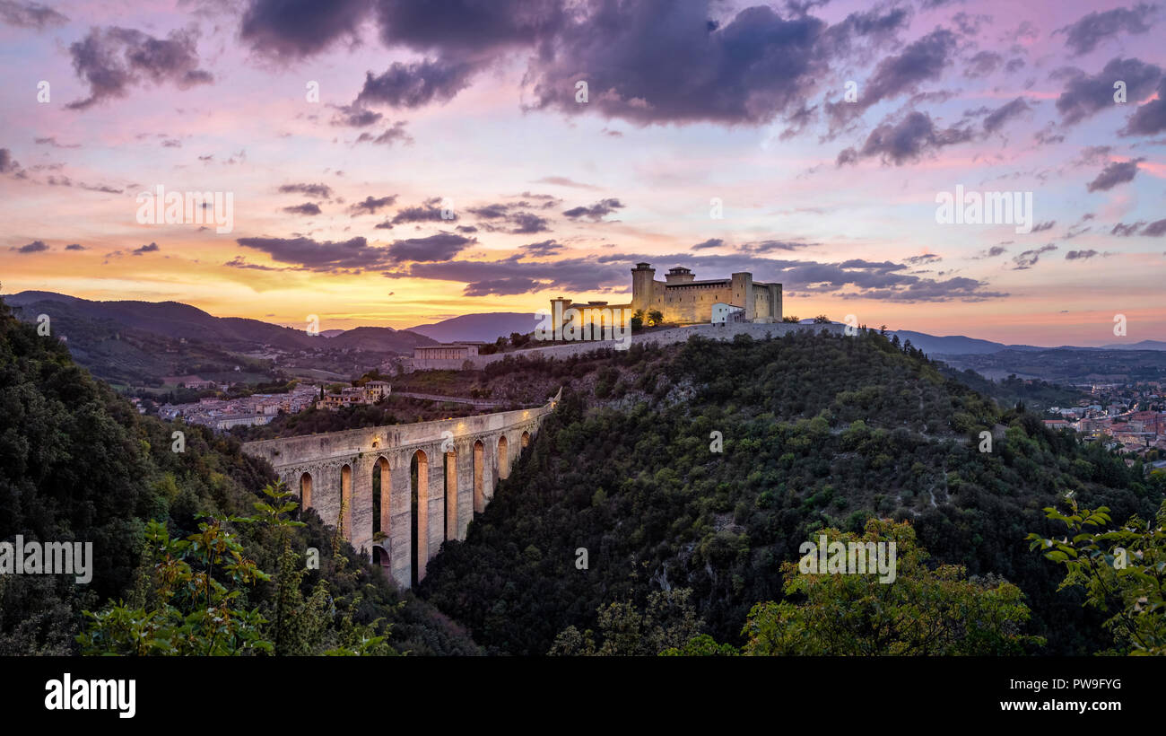 Spoleto sur le coucher du soleil. Ponte delle Torri pont médiéval et Rocca Albornoziana forteresse perchée, Province de Pérouse, Italie Banque D'Images