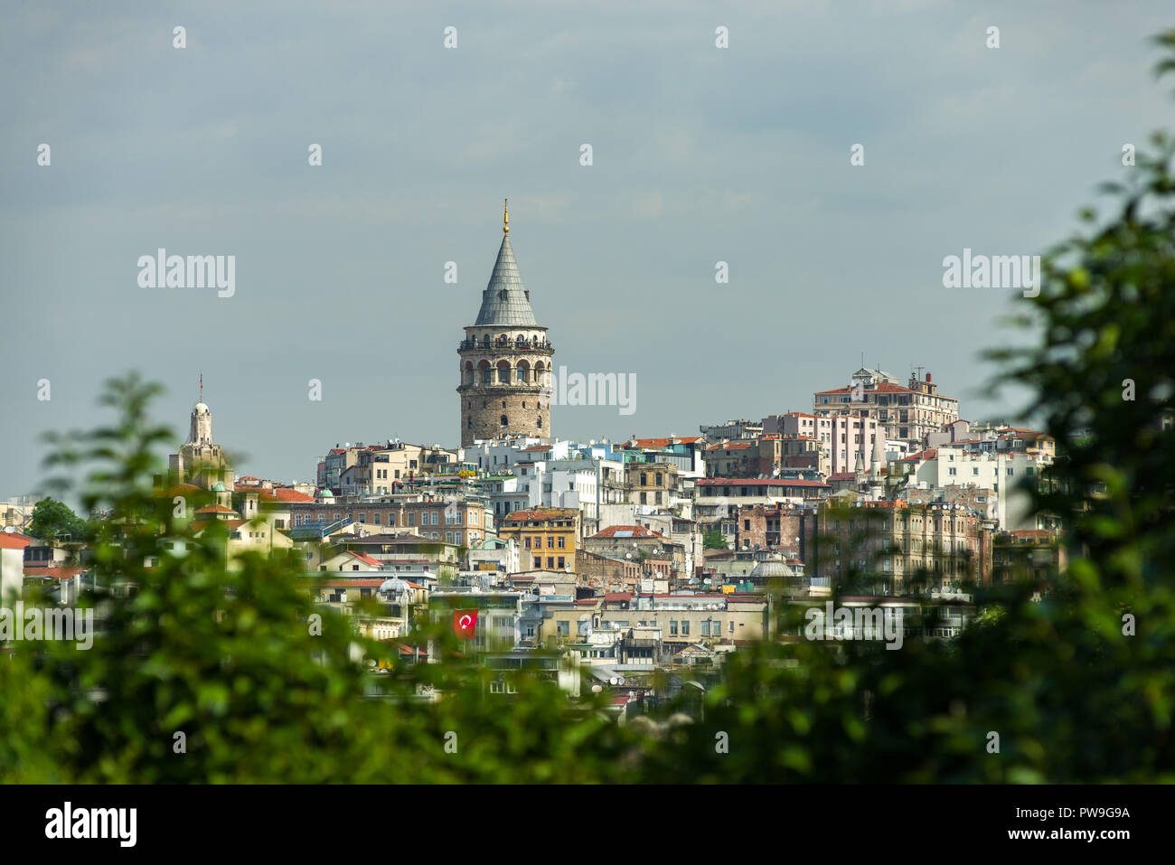 La tour de Galata dominant l'horizon au-dessus d'autres bâtiments sur un beau matin de printemps, Istanbul, Turquie Banque D'Images
