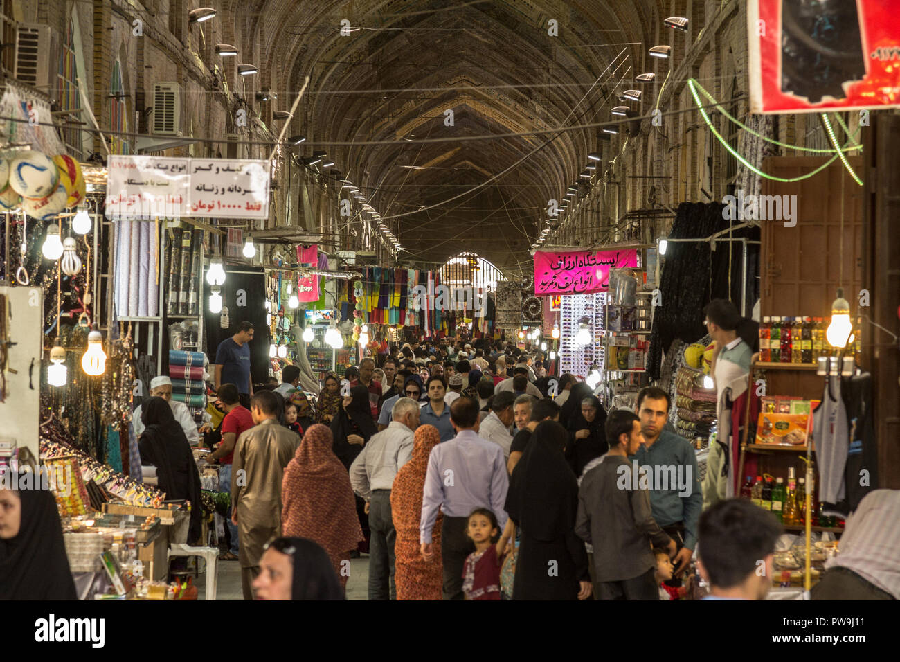 SHIRAZ, IRAN - le 16 août 2018 : Grande salle du Shiraz Vakil bazar bondé en heure de pointe, dans une allée couverte du marché. Symbole de la guerre Banque D'Images