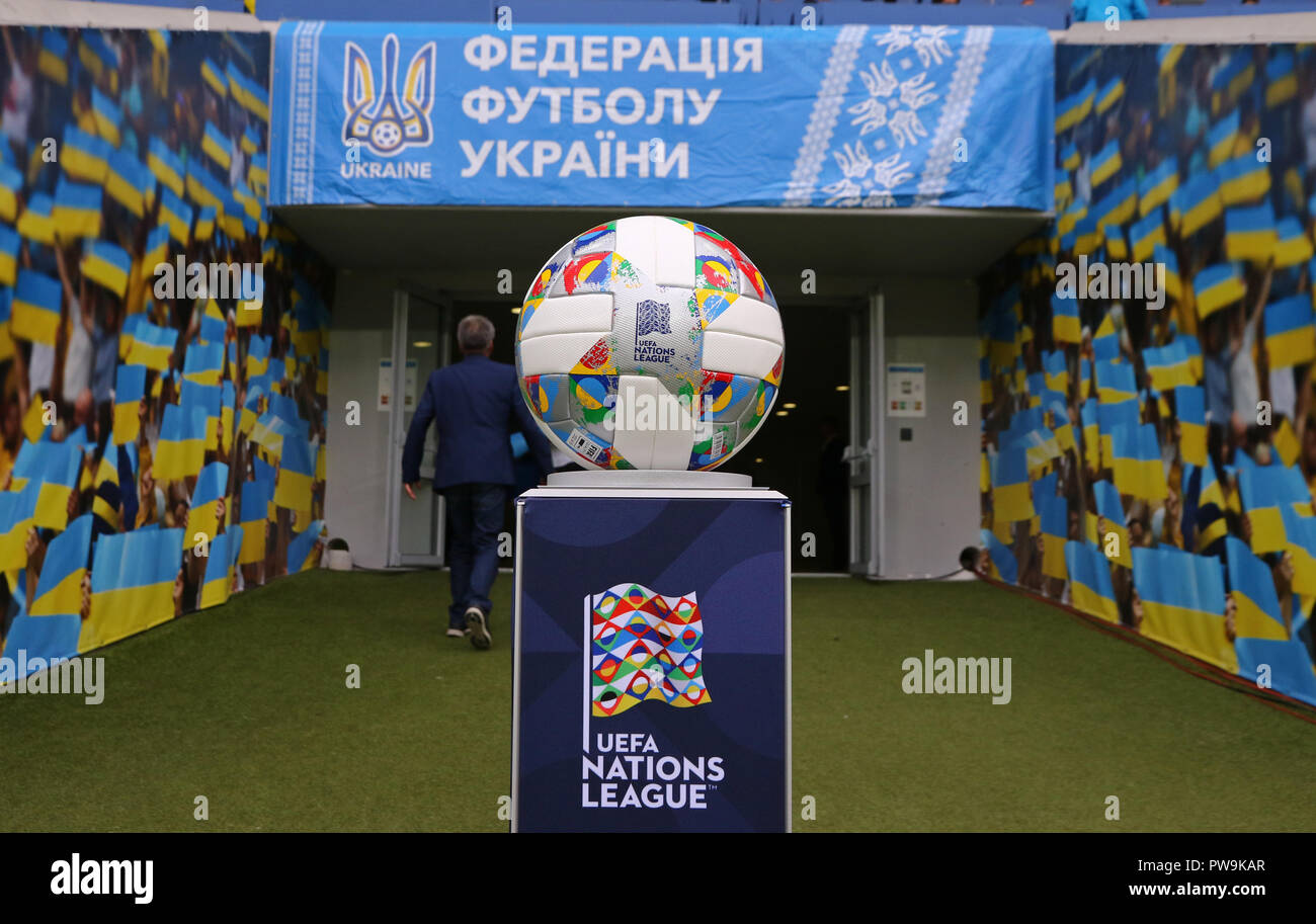 Nations Unies, Ligue Adidas ballon de match officiel de l'UEFA 2018/2019 Ligue des Nations Unies sur le piédestal Banque D'Images