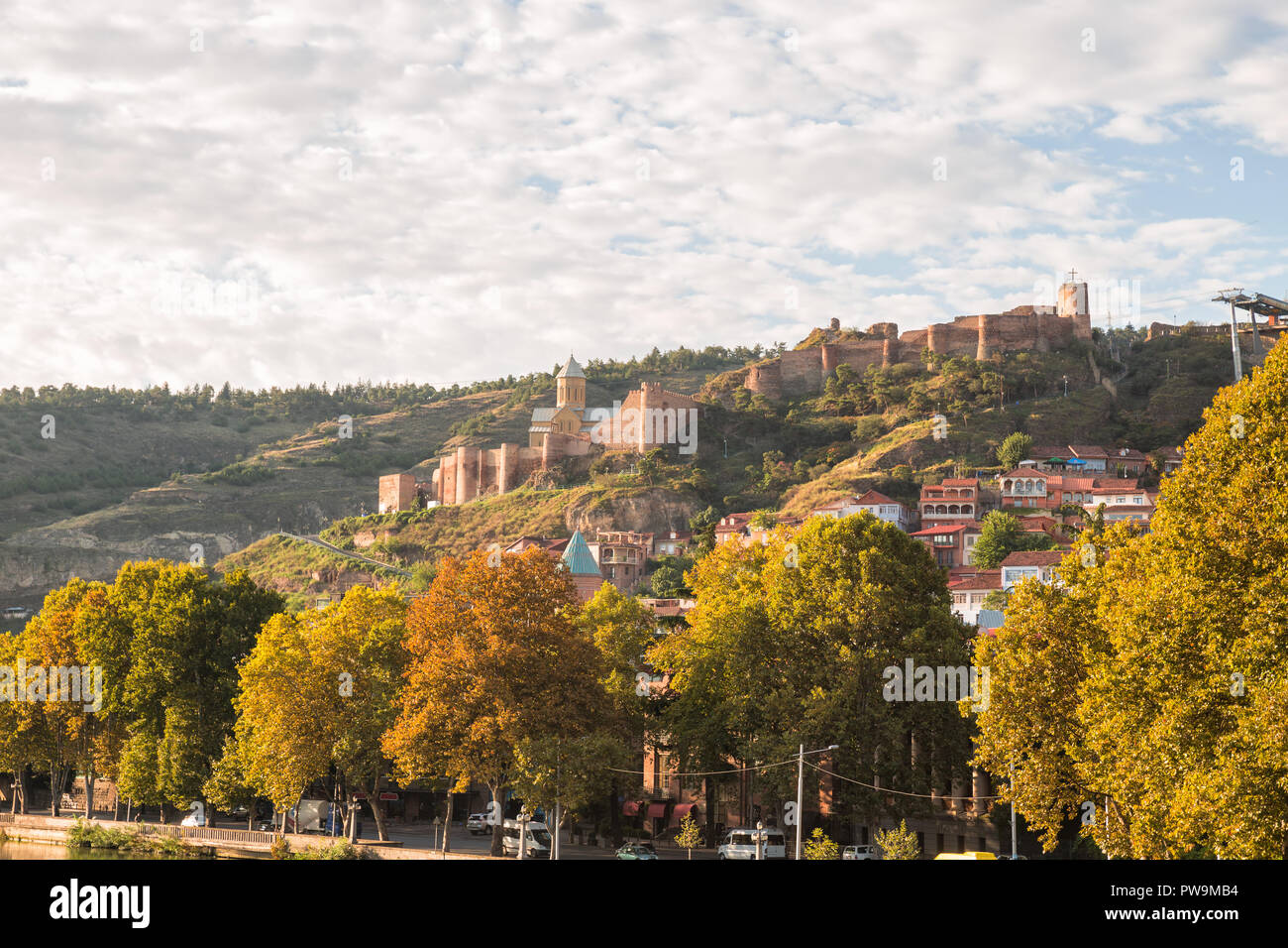 Vue de la forteresse de Narikala le long d'une journée d'automne. Tbilissi, Géorgie Banque D'Images