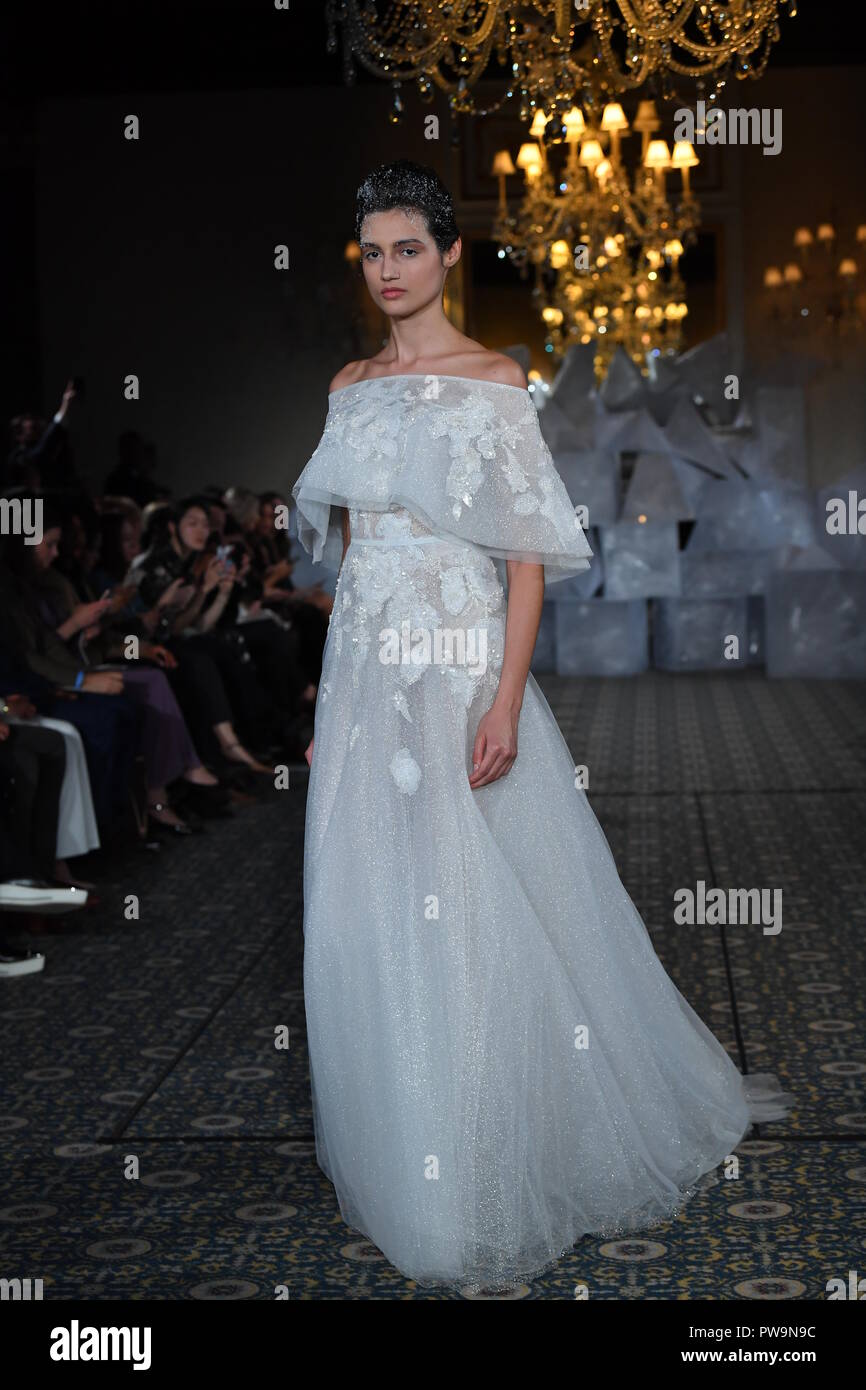 NEW YORK, NY - 12 avril : A model lors de la Mira Zwillinger Printemps 2019 Bridal fashion show le 12 avril 2018 à New York. Banque D'Images