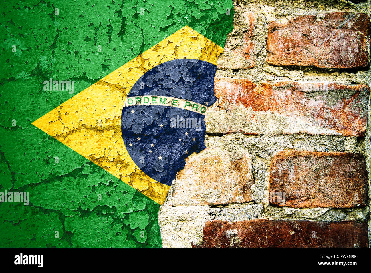 Brésil drapeau peint sur 12.2005 divisé douleur peeling mur de briques de façade en ciment. Concept pour le portugais du Brésil de la langue, de la culture et de politica Banque D'Images