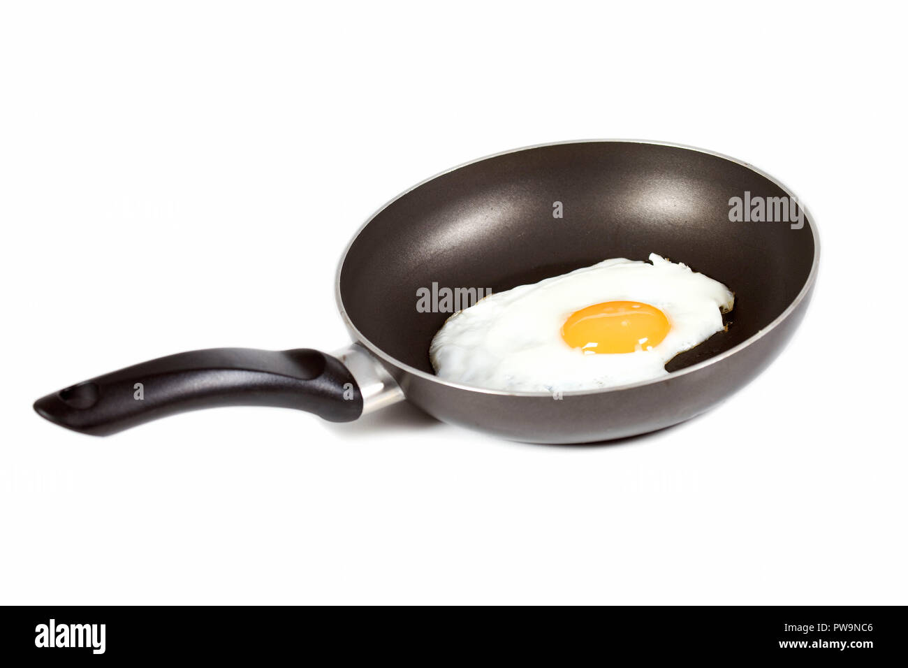 Poêle avec œuf frit isolées sur fond blanc Banque D'Images