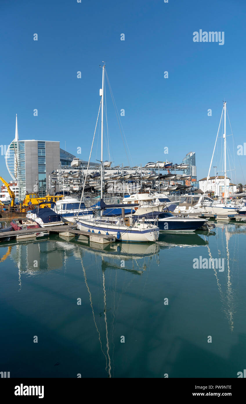 Bateaux loisirs le long de la zone de carrossage sur le port de Portsmouth, Angleterre, UK tour Spinnacker arrière-plan. Banque D'Images