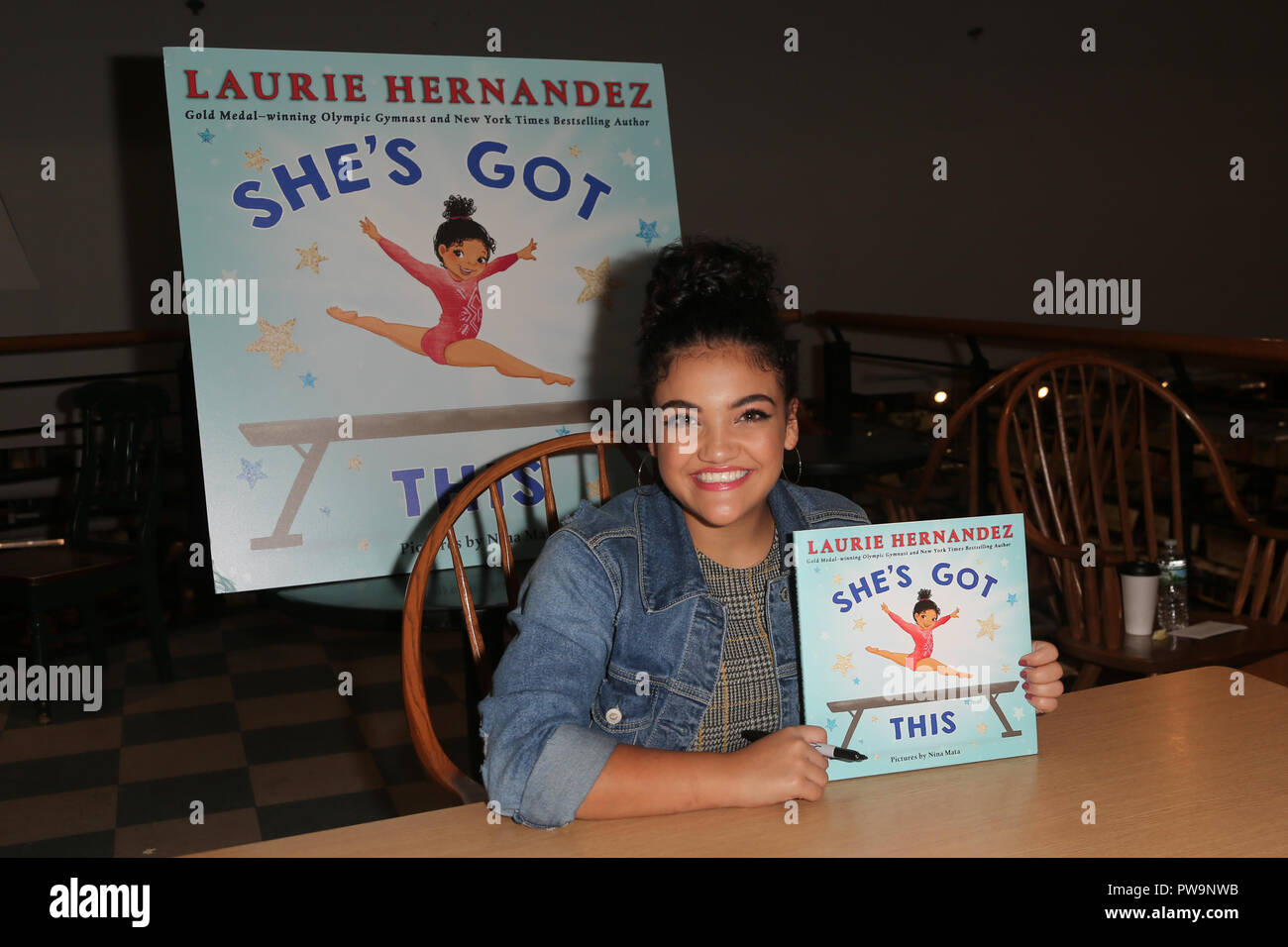 HUNTINGTON, NY - Oct 11 : l'Olympienne Laurie Hernandez signe des exemplaires de son livre intitulé "il a eu ce livre à la Revue le 11 octobre 2018 à Huntington, New York Banque D'Images